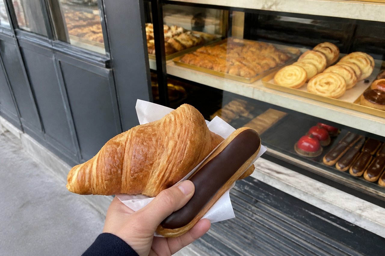 A French bakery (boulangerie-pâtisserie) window